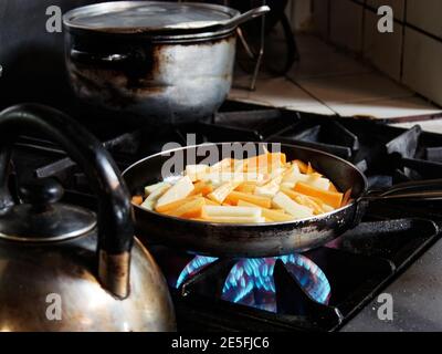 Cuisine du chef flambe. Chef professionnel style flambe. Banque D'Images