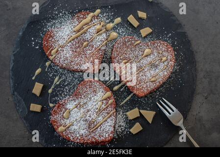 crêpes en velours rouge en forme de coeur Banque D'Images