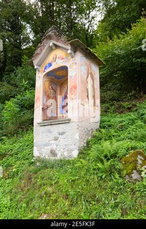 Suisse, Aurigeno, septembre 2020. Sanctuaire Saint historique avec peinture colorée de la vierge Banque D'Images