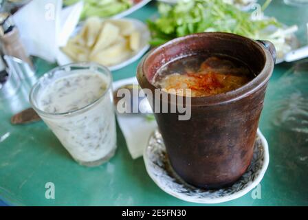 Soupe piti, kaki azéri ou Shaki préparée avec du mouton, de la graisse de queue, des pois chiches, de la pomme de terre, des oignons, des prunes séchées, du safran et cuite dans une casserole en faïence Banque D'Images