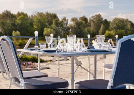 Panneau réservé sur une table de restaurant. Le restaurant est à l'extérieur par temps ensoleillé, pas de gens. Banque D'Images