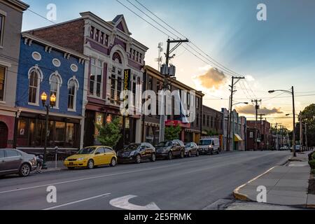 Lexington, Kentucky, États-Unis - 19 juin 2017 : vue sur les bâtiments historiques de Short Street à Lexington pendant l'heure d'or. Banque D'Images