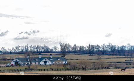 Des granges et des pâturages d'une ferme équestre à Lexington, Kentucky en hiver Banque D'Images