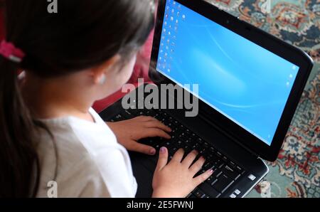 Photo du dossier datée du 21/08/14 d'un enfant utilisant un ordinateur portable. Le temps passé en ligne et la possession de téléphones mobiles ont augmenté chez les enfants pendant le verrouillage comme beaucoup de recherche de nouvelles façons de communiquer et d'être divertis, suggère de nouvelles recherches. Date d'émission : jeudi 28 janvier 2021. Banque D'Images