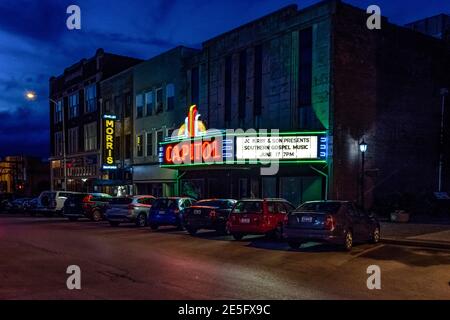 Bowling Green, Kentucky, États-Unis - 22 juin 2017 : la marque illuminée du Capitol Theatre dans le centre-ville de Bowling Green la nuit. Banque D'Images