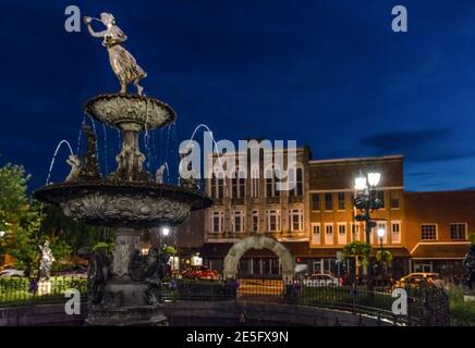 Bowling Green, Kentucky, USA - 22 juin 2017 : la fontaine de la place de la ville dans le centre historique Bowling Green pendant l'heure bleue. Banque D'Images