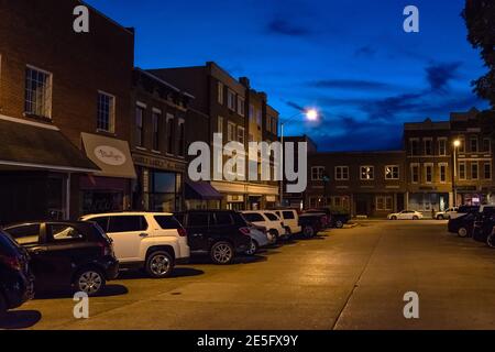 Bowling Green, Kentucky, États-Unis - 22 juin 2017: Centre-ville Bowling Green pendant l'heure bleue Banque D'Images