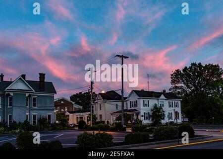 Bowling Green, Kentucky, États-Unis - 22 juin 2017 : maisons résidentielles à Bowling Green au crépuscule Banque D'Images