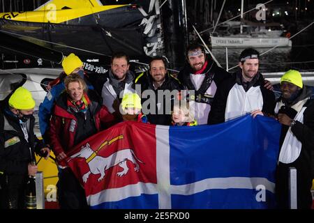 Le skipper français Louis Burton, 35 ans, qui a navigué sur son monocoque Imoca 60 'Bureau Vallee' dans la neuvième édition 2020/2021 de la Vendee Globe Round-the-World solo race, pose avec sa femme Servane (L), Ses enfants et membres du personnel devant le drapeau de Saint-Malo après avoir traversé la ligne d'arrivée aux Sables d'Olonne, dans l'ouest de la France, le 28 janvier 2021. - Français Charlie Dalin a terminé la course épique en 80 jours, six heures, 15 minutes et 47 secondes. Cependant, Boris Herrmann (SeaExplorer-Yacht Club de Monaco) et Yannick Bestaven (Maitre coq IV) sont toujours en cours de course pour le titl Banque D'Images