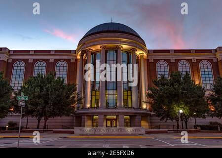 Bowling Green, Kentucky, USA - 22 juin 2017 : Vue de l'entrée avant de l'Warren Comté Justice Centre au coucher du soleil. Banque D'Images