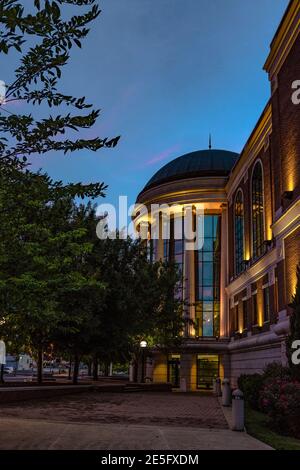 Bowling Green, Kentucky, USA - 22 juin 2017 : Warren County Justice Centre depuis le côté au crépuscule. Banque D'Images