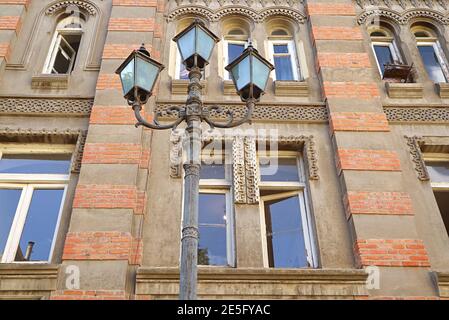 Magnifique lampe de rue Vintage et bâtiments historiques dans la vieille ville de Tbilissi, Géorgie Banque D'Images
