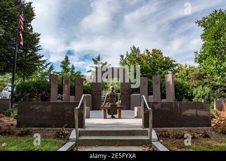 Asheville, Caroline du Nord/États-Unis-6 septembre 2018 : le Mémorial des vétérans de Caroline du Nord de l'Ouest se trouve dans le parc Pack Square, dans le centre-ville d'Asheville. Banque D'Images