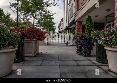 Statesville, Caroline du Nord/États-Unis-5 septembre 2018 : magnifique aménagement paysager avec des jardinières en béton pleines de fleurs et de plantes colorées dans le centre-ville des États-Unis Banque D'Images