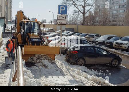 03.28.2020. Fédération de Russie. Zone de nettoyage de la neige de Samara dans le parking Banque D'Images