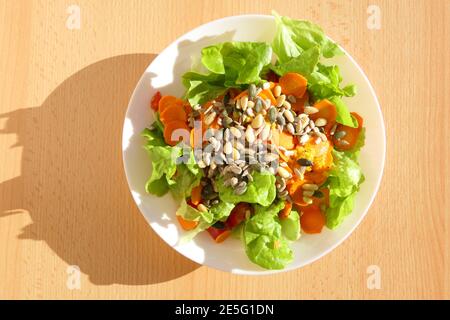 Salade mixte saine riche en vitamines et pauvre en calories avec carottes, pignons et graines de citrouille Banque D'Images