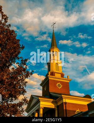 Alexander City, Alabama/États-Unis-oct 6, 2020: Le clocher de l'église historique de la première Baptist refait dans un cadre doré lumière du soleil dans le centre-ville d'Alexander Banque D'Images
