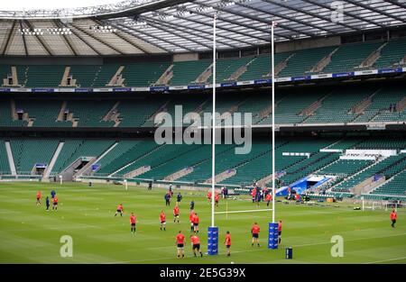 Photo du dossier datée du 17-10-2020 d'une vue générale pendant la séance d'entraînement en Angleterre à Twickenham, Londres. Date d'émission : jeudi 28 janvier 2021. Banque D'Images