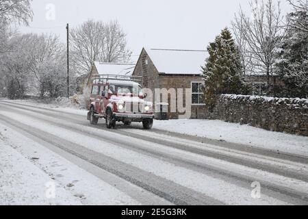 Teesdale, comté de Durham, Royaume-Uni. 28 janvier 2021. Météo Royaume-Uni. Avec un avertissement météorologique jaune de met Office en vigueur, de fortes chutes de neige affectent Teesdale, dans le comté de Durham ce matin. Crédit : David Forster/Alamy Live News Banque D'Images