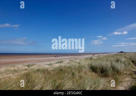 Vue vers le pavillon du club de golf Royal West Norfolk sur Brancaster Beach, Brancaster, Norfolk, Angleterre, Royaume-Uni Banque D'Images