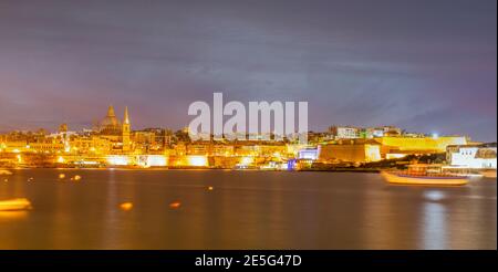 Panoramique de la Valette la nuit, sur l'île de Malte Banque D'Images