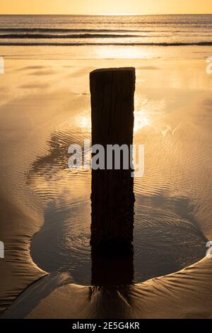 Vestiges d'un ancien quai sur la plage à Akitio, district de Tararua, Île du Nord, Nouvelle-Zélande Banque D'Images