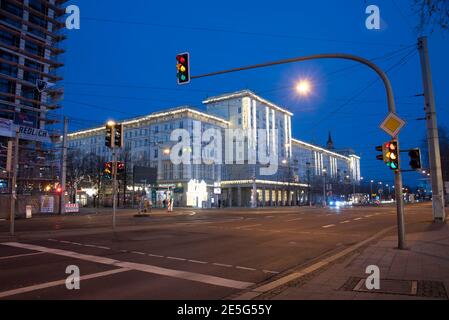 Magdebourg, Allemagne. 23 janvier 2021. Des lumières de fées pendent de l'un des soi-disant bâtiments de Staline dans le style Zuckerbäcker sur Ernst-Reuter-Allee à Magdebourg. La rue au centre de la capitale de l'État est caractérisée par plusieurs grands immeubles des années 1950 dans le style du classicisme socialiste. Les feux de signalisation à une intersection presque déserte d'Ernst-Reuter-Allee sont réglés sur rouge, jaune, vert. Derrière eux, pendent les bâtiments. Credit: Stephan Schulz/dpa-Zentralbild/ZB/dpa/Alay Live News Banque D'Images