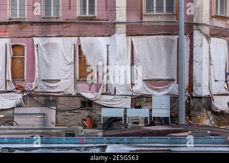 Magdebourg, Allemagne. 25 janvier 2021. Les fenêtres d'une maison sont clouées fermées avec des planches. Les chiffons sont suspendus devant eux. Credit: Stephan Schulz/dpa-Zentralbild/ZB/dpa/Alay Live News Banque D'Images