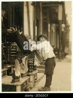 Michael Mero, 2 West 4th St. Bootblack, 12 ans, travaillant une année de propre votion. Ne fumez pas. Sortie après 11 H le 21 mai. Travaille habituellement 6 heures par jour. Banque D'Images