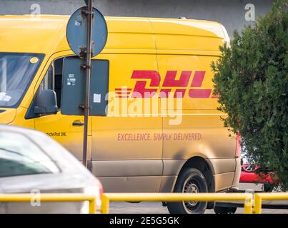 Bucarest Roumanie - DHL International livreur van dans la rue de Bucarest. Banque D'Images