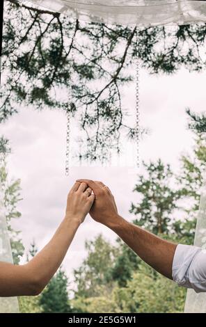 Mains de l'homme et de la femme avec des anneaux Banque D'Images