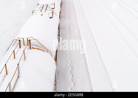 Chars sur le chemin de fer en hiver avec de la neige. Vue de dessus. Banque D'Images