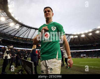 Photo du dossier datée du 23-02-2020 de Johnny Sexton en Irlande apparaît abattu après le match Guinness des six Nations au stade de Twickenham, Londres. Date d'émission : jeudi 28 janvier 2021. Banque D'Images