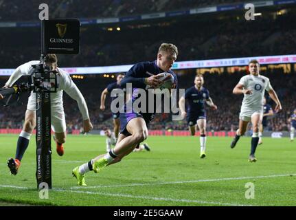 Photo du dossier datée du 16-03-2019, Darcy Graham, en Écosse, marquant une tentative au stade de Twickenham. Date d'émission : jeudi 28 janvier 2021. Banque D'Images