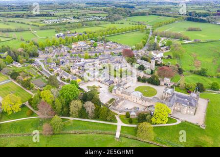 Photo aérienne du petit village de Ripley à Harrogate Dans le North Yorkshire, au Royaume-Uni Banque D'Images