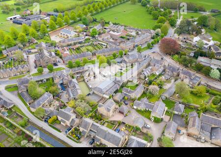 Photo aérienne du petit village de Ripley à Harrogate Dans le North Yorkshire, au Royaume-Uni Banque D'Images