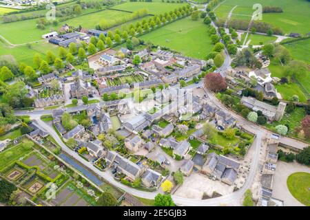 Photo aérienne du petit village de Ripley à Harrogate Dans le North Yorkshire, au Royaume-Uni Banque D'Images