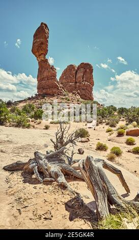 Balanced Rock dans le parc national d'Arches, couleurs appliquées, Utah, États-Unis. Banque D'Images