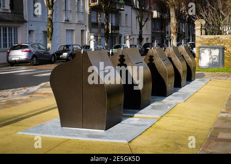 Conteneur à ordures collectif à colonnes discrètes dans le sol de la ville Banque D'Images