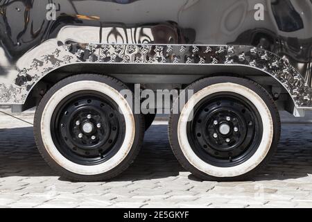 Roues de remorque vintage brillante pour une livraison rapide des aliments sur pied sur route pavée Banque D'Images