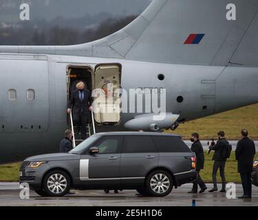 Glasgow, Écosse, Royaume-Uni. 28 janvier 2021. Photo : le Premier ministre britannique Boris Johnson arrive de son avion à l'aéroport de Glasgow, ce qui indique le début de sa visite en Écosse. Sa visite a été parciée par la controverse en raison de l'interdiction de voyager que le Premier ministre écossais Nicola Sturgeon a mis en place pour se demander si la visite du PM est un voyage essentiel ou non. M. Johnson est en charge d'importants travaux pour maintenir les liens avec le syndicat. Crédit : Colin Fisher/Alay Live News Banque D'Images