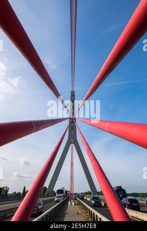 Ansichten der Fleher Brücke auf der die Autobahn A46 zwischen Düsseldorf und Neuss über den Rhein führt. Banque D'Images