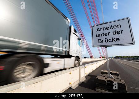 Ansichten der Fleher Brücke auf der die Autobahn A46 zwischen Düsseldorf und Neuss über den Rhein führt. Banque D'Images