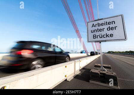 Ansichten der Fleher Brücke auf der die Autobahn A46 zwischen Düsseldorf und Neuss über den Rhein führt. Banque D'Images