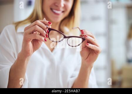 Bonne recherche jolie femme choisir différents verres Banque D'Images