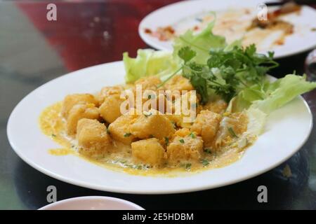 Une assiette de tofu sautés sur un plat de rue vietnamien marché Banque D'Images