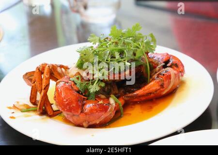 Un crabe au curry sautés sur un plat de rue vietnamien marché Banque D'Images