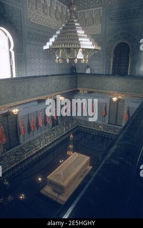 1984 - Maroc Rabat - tombe de Mohammed V à l'intérieur du mausolée de Mohammed V. cette photo est antérieure à l'ajout des tombes de ses deux fils. Le mausolée de Mohammed V est un mausolée situé de l'autre côté de la Tour Hassan, sur l'esplanade Yacoub al-Mansour à Rabat, Maroc, Rabat, Maroc, Afrique du Nord Banque D'Images