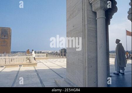 1984 Maroc Rabat - Rabat Maroc la Tour Hassan inachevée au Mausolée de Mohammed V. Hassan Tour ou Tour Hassan est le minaret d'une mosquée incomplète à Rabat, au Maroc. La tour, en grès rouge, avec les vestiges de la mosquée et le mausolée moderne de Mohammed V, forme un important complexe historique et touristique à Rabat. Le mausolée de Mohammed V est un mausolée situé de l'autre côté de la Tour Hassan, sur l'esplanade Yacoub al-Mansour à Rabat, Maroc, Rabat, Maroc, Afrique du Nord Banque D'Images