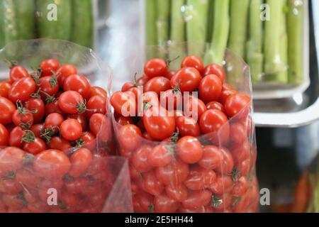 Tomates cerises exposées sur un marché frais vietnamien Banque D'Images
